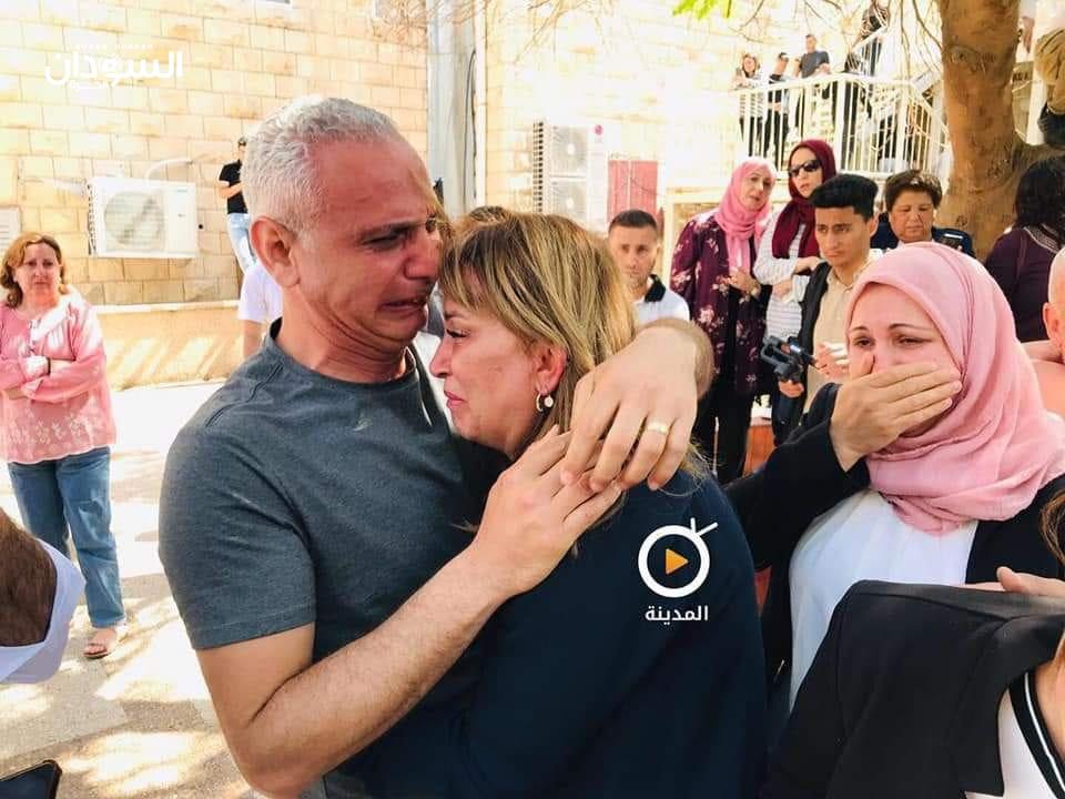 مراسلا الجزيرة بفلسطين (إلياس كرام وجيفارا البديري) يبكيان زميلتهما، شيرين أبو عاقلة، التي اغتالها الاحتلال الإسرائيلي، اليوم بدم بارد.