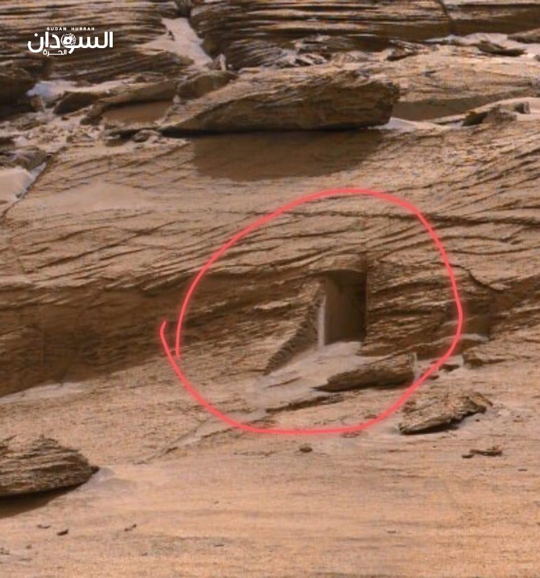 أشعلت وكالة الفضاء والملاحة الأمريكية “ناسا” ضجة واسعة؛ على مواقع التواصل الاجتماعي، بعد نشر صورة من على سطح كوكب المريخ، لما وصفه نشطاء بـ”بوابة منحوتة” تقود لمبنى داخل الجبل، وهي تشبه لحد كبير الأبواب في آثار مدائن صالح، والبتراء. الصورة اُلتقطت من قبل كاميرا الروبوت كورتيسي