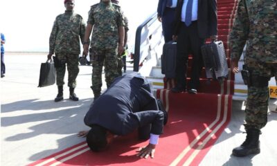 وصول رئيس الوزراء د. كامل إدريس إلى بورتسودان ويسجد شاكراً لله