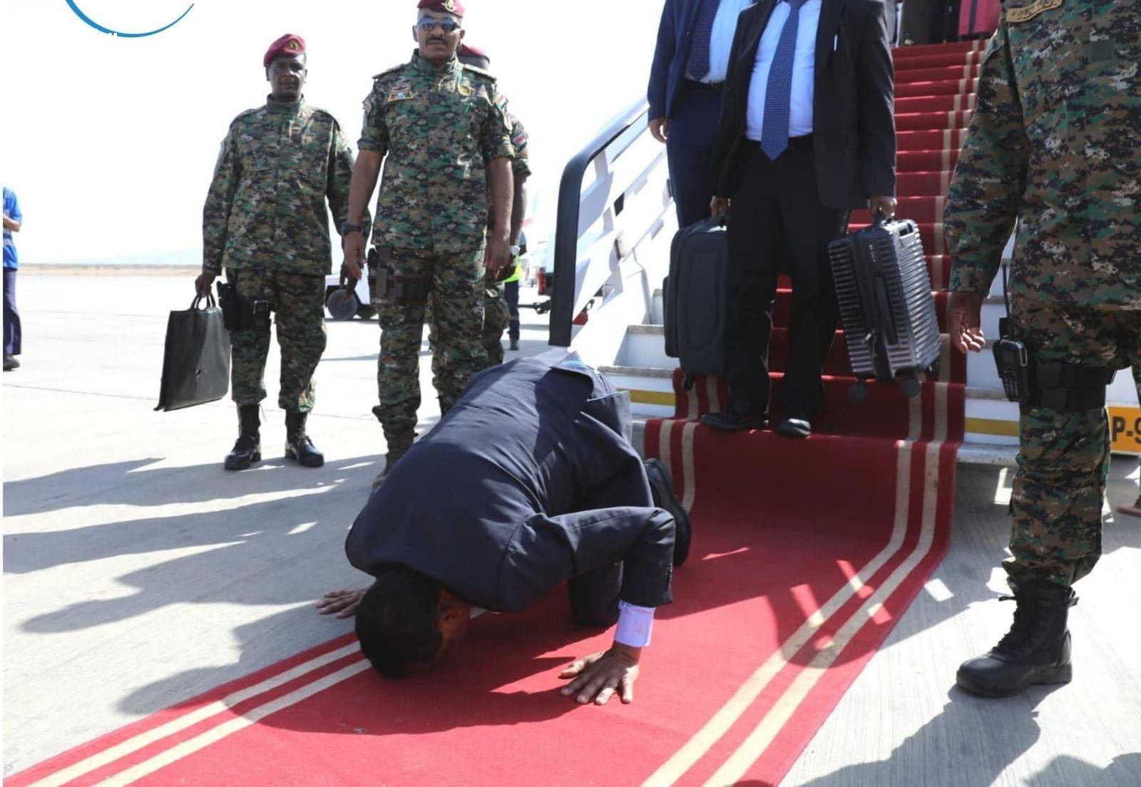 وصول رئيس الوزراء د. كامل إدريس إلى بورتسودان ويسجد شاكراً لله