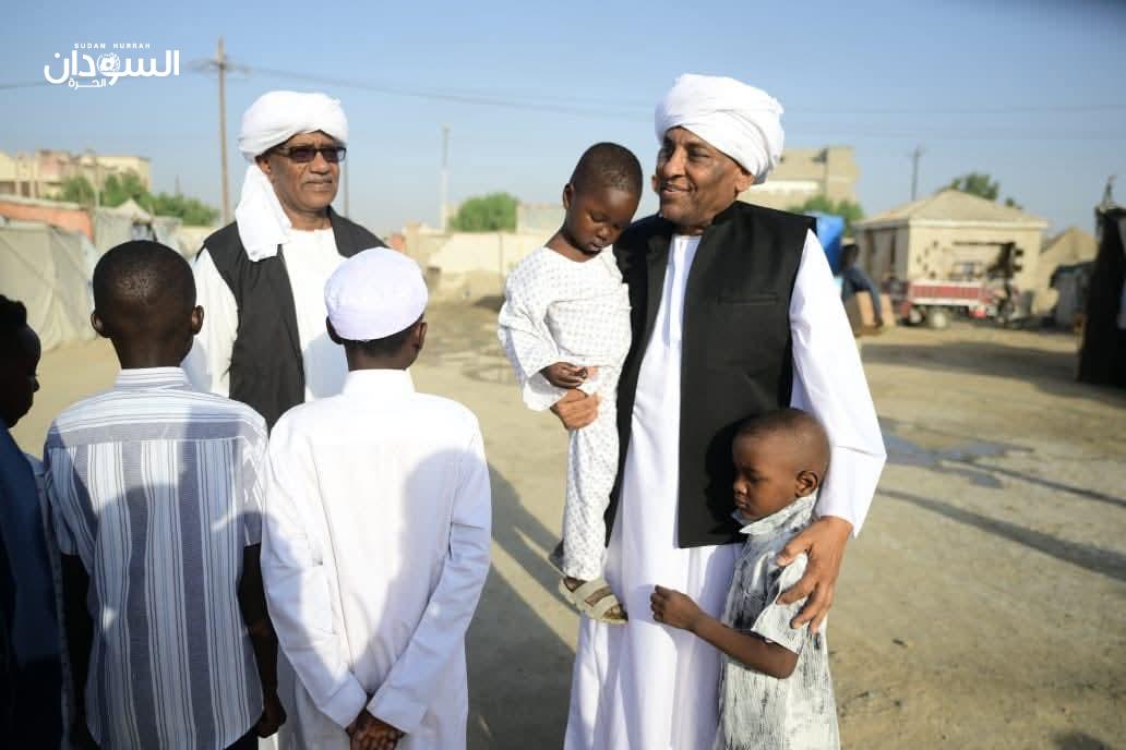 رئيس الوزراء يقدم تهاني عيد الأضحى المبارك للنازحين بمراكز الإيواء ويتفقّد أحوالهم