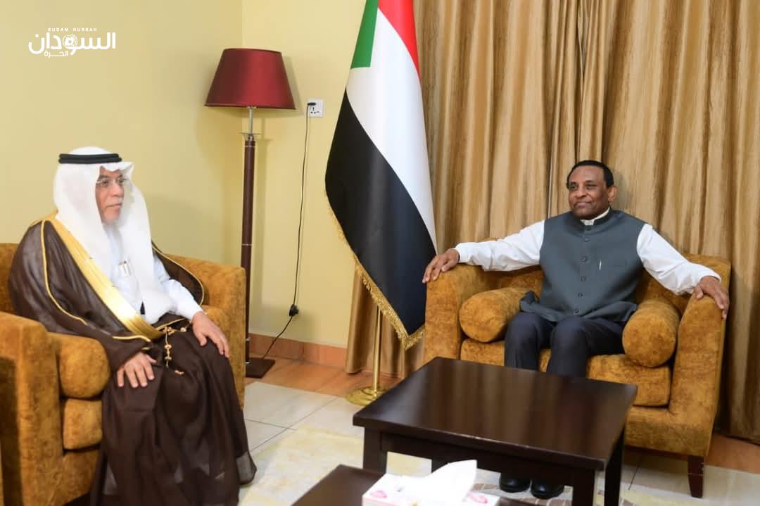 رئيس الوزراء يلتقي السفير السعودي ويؤكد إهتمام السودان بتعزيز العلاقات مع المملكة