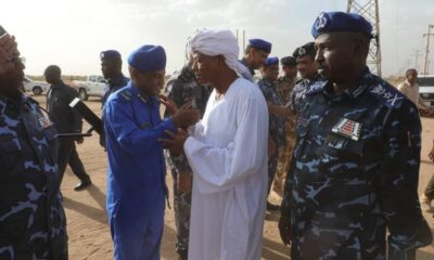 وزير الداخلية يصل الخرطوم